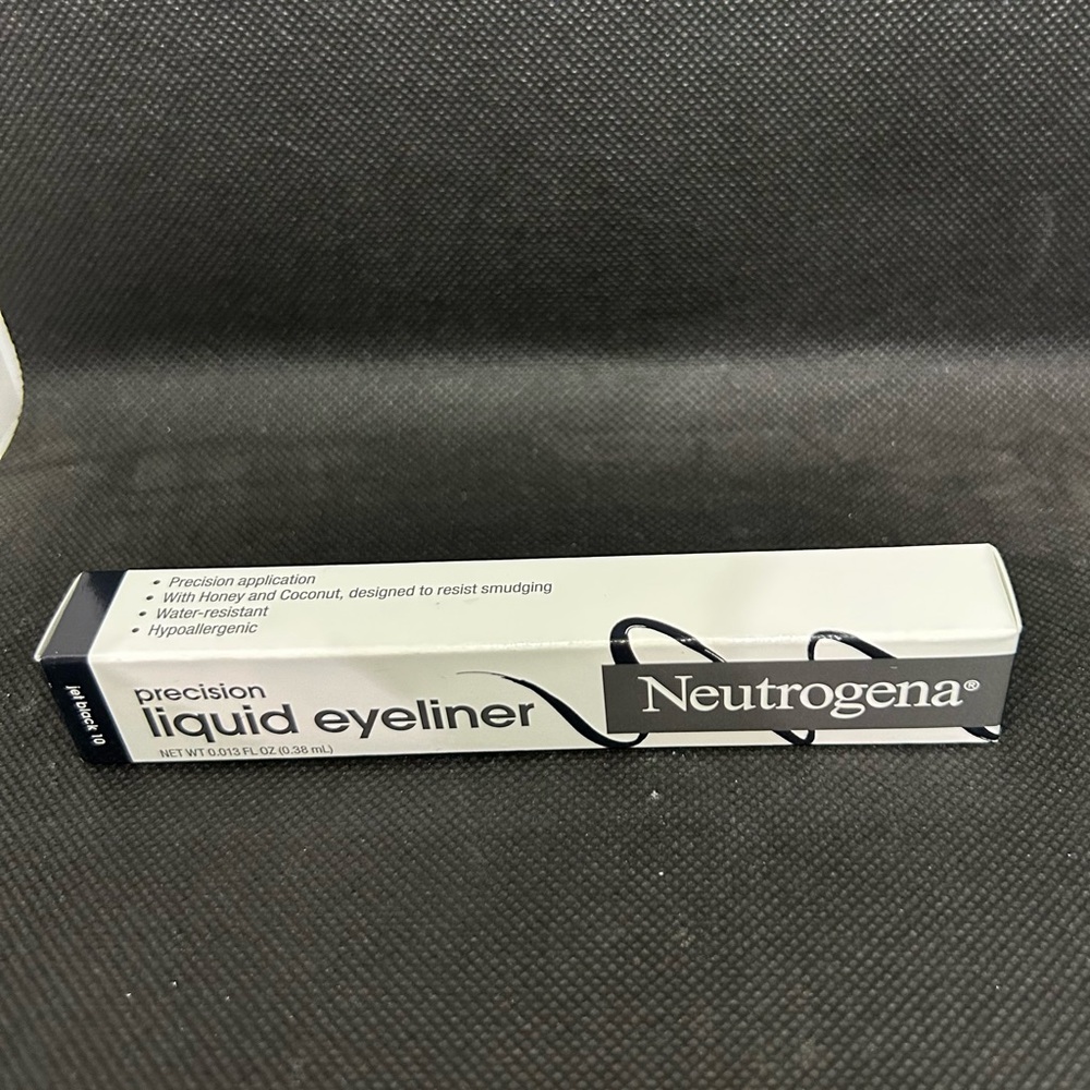 Neutrogena Precision Liquid Eyeliner in "Jet Black 10”
